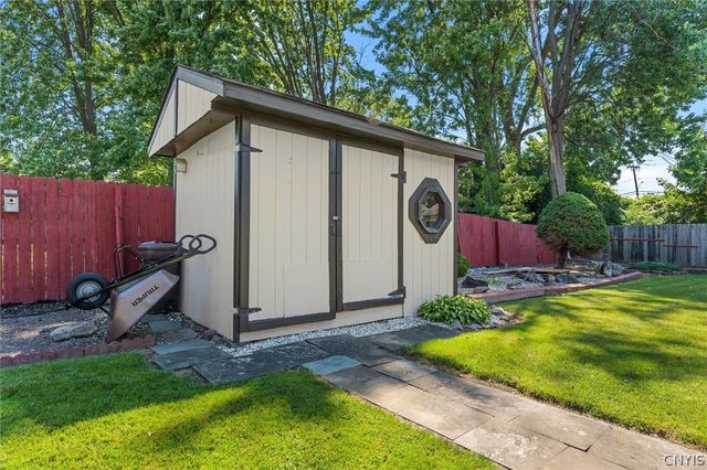 6894 Larkin Street, Salina, NY 13088