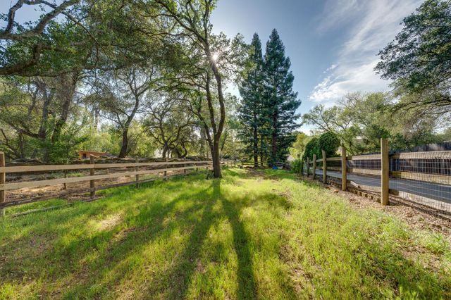 5475 Laird Rd, Loomis, CA 95650