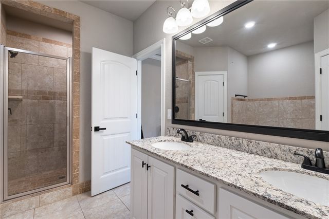 5702 S 60th Place, Rogers, AR 72758