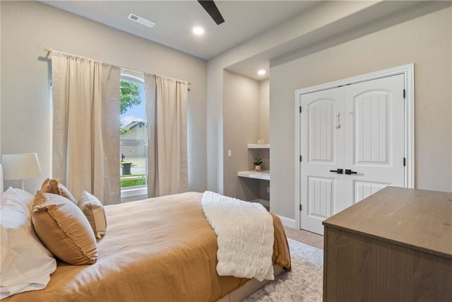 5702 S 60th Place, Rogers, AR 72758