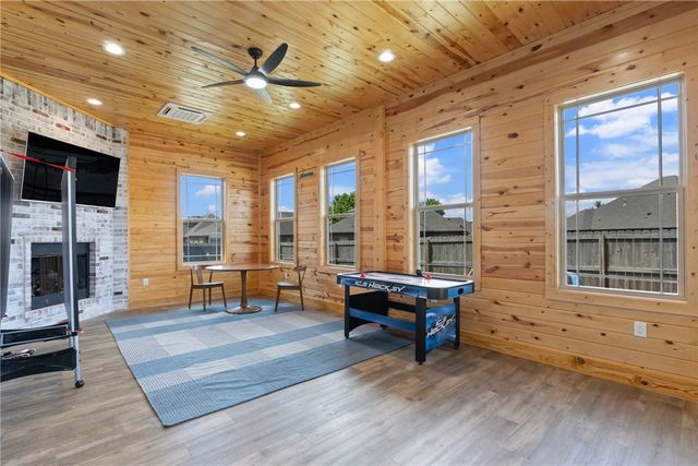5702 S 60th Place, Rogers, AR 72758