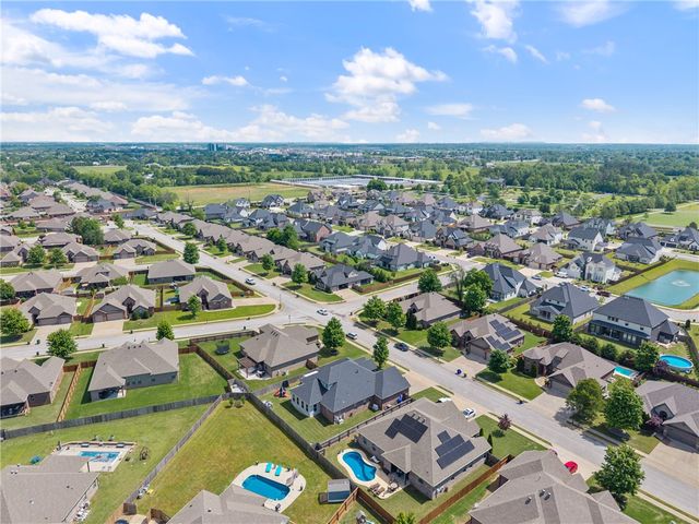 5702 S 60th Place, Rogers, AR 72758