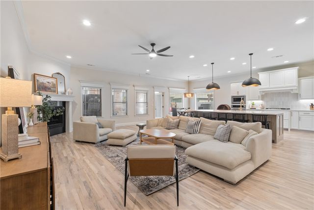 5702 S 60th Place, Rogers, AR 72758