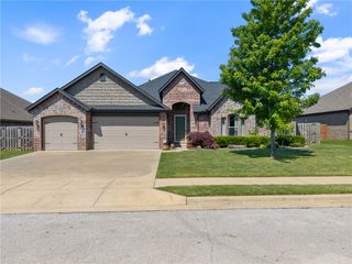 5702 S 60th Place, Rogers, AR 72758