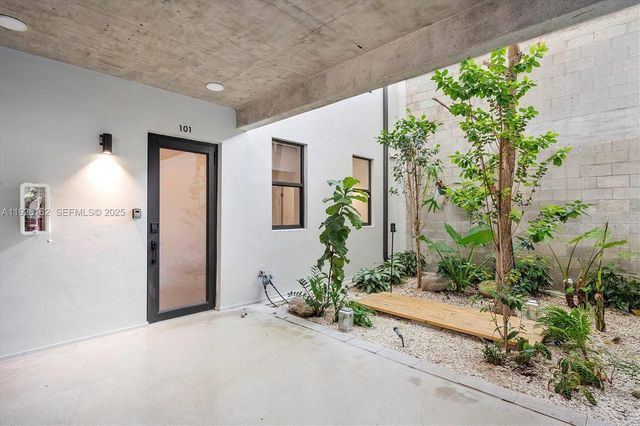 1053 NW 29th St, Miami, FL 33127