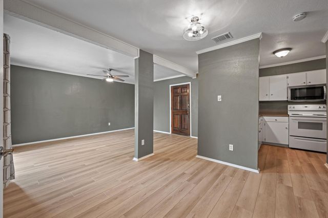 6910 Hart LN 211, Austin, TX 78731