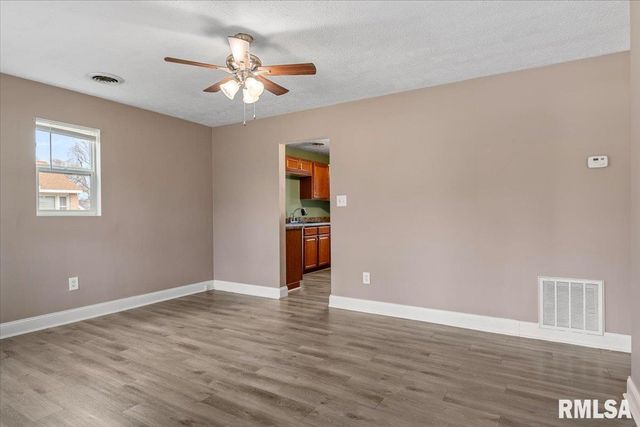 1050 N 19TH Street, Springfield, IL 62702