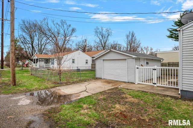 1050 N 19TH Street, Springfield, IL 62702