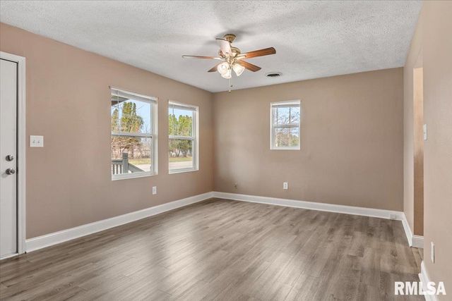 1050 N 19TH Street, Springfield, IL 62702