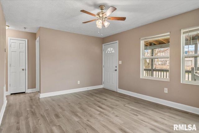 1050 N 19TH Street, Springfield, IL 62702