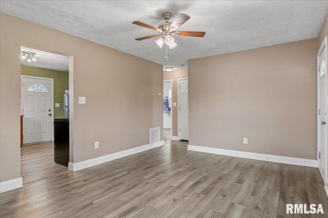 1050 N 19TH Street, Springfield, IL 62702