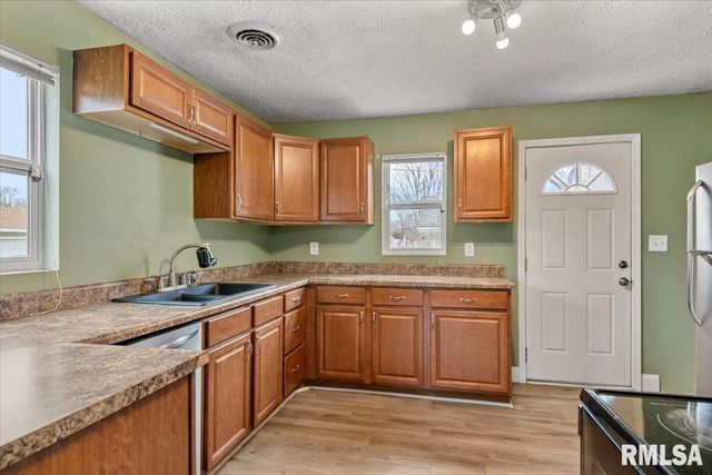 1050 N 19TH Street, Springfield, IL 62702