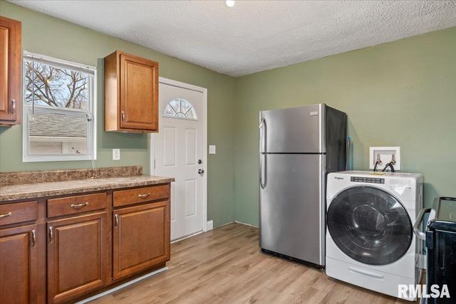 1050 N 19TH Street, Springfield, IL 62702