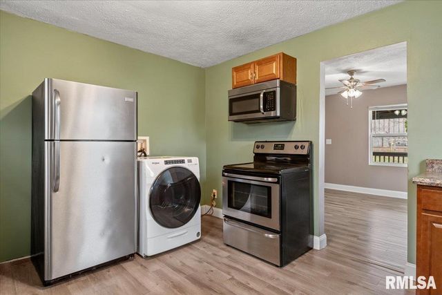 1050 N 19TH Street, Springfield, IL 62702