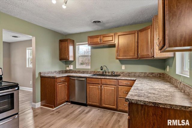 1050 N 19TH Street, Springfield, IL 62702