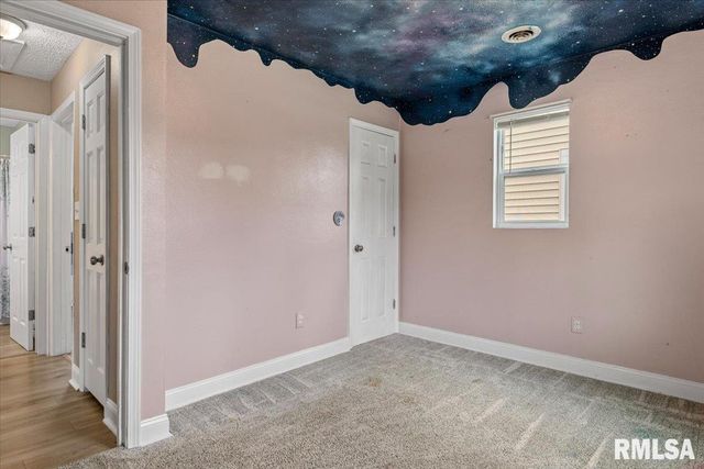 1050 N 19TH Street, Springfield, IL 62702