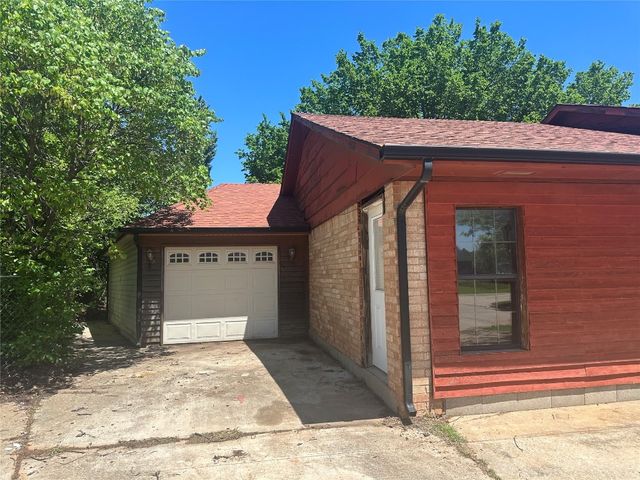 816 N Ramblin Oaks Drive, Moore, OK 73160