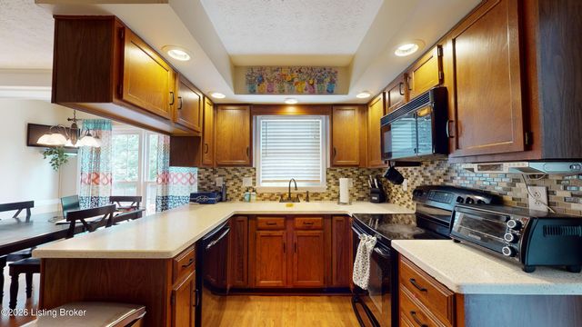 12108 Greenvalley Dr, Douglass Hills, KY 40243