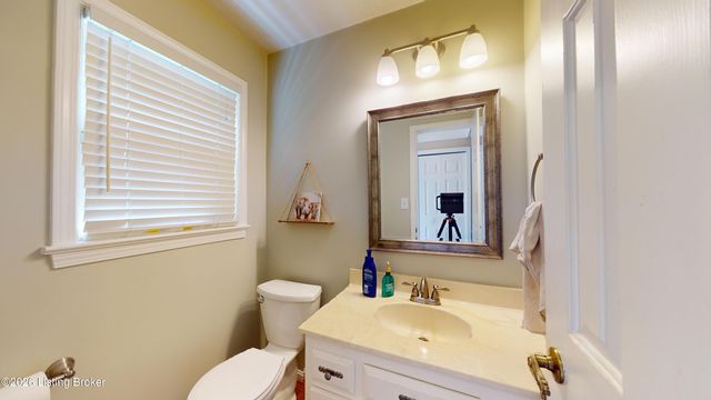 12108 Greenvalley Dr, Douglass Hills, KY 40243