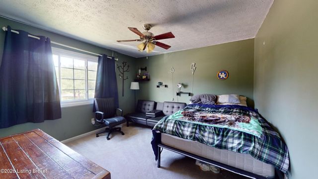 12108 Greenvalley Dr, Douglass Hills, KY 40243