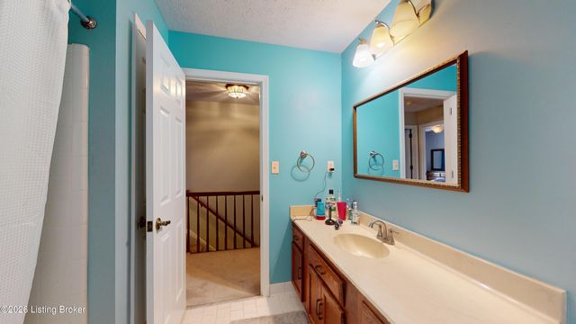 12108 Greenvalley Dr, Douglass Hills, KY 40243