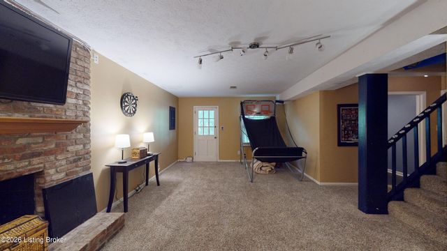 12108 Greenvalley Dr, Douglass Hills, KY 40243