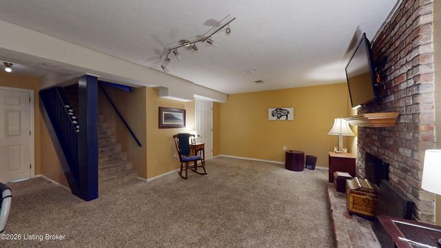 12108 Greenvalley Dr, Douglass Hills, KY 40243