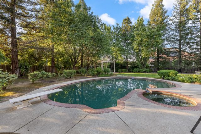 10340 N Sinclair Circle, Fresno, CA 93730