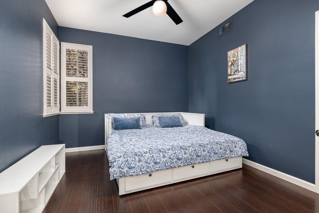 Image 14 of property listing at 10340 N Sinclair Circle, Fresno, CA 93730