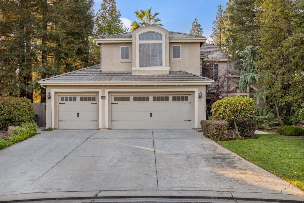 Image 2 of property listing at 10340 N Sinclair Circle, Fresno, CA 93730