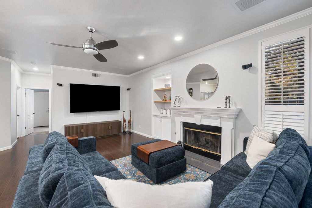 Image 21 of property listing at 10340 N Sinclair Circle, Fresno, CA 93730