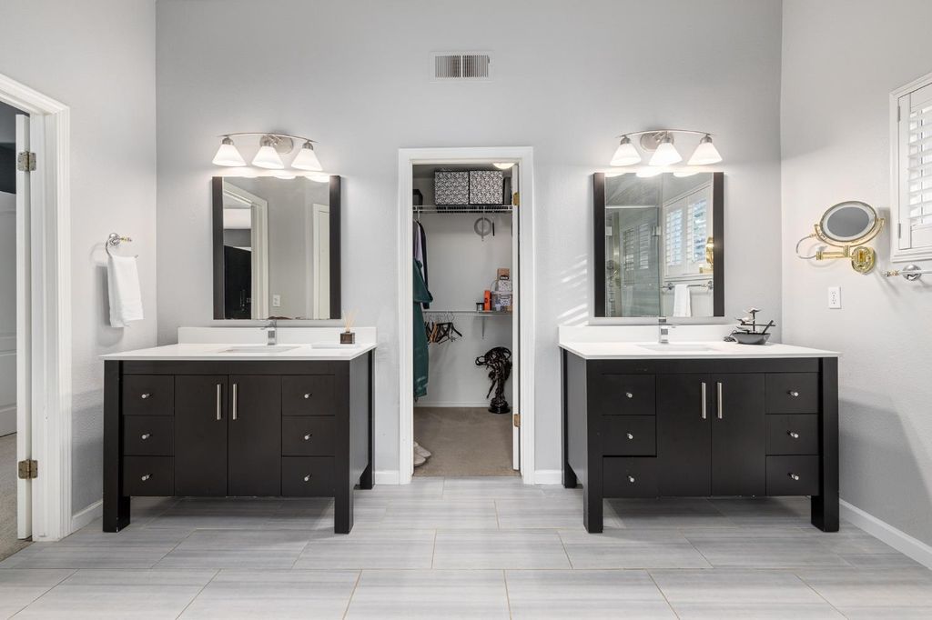 Image 39 of property listing at 10340 N Sinclair Circle, Fresno, CA 93730