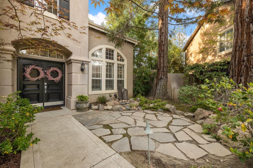 Image 4 of property listing at 10340 N Sinclair Circle, Fresno, CA 93730