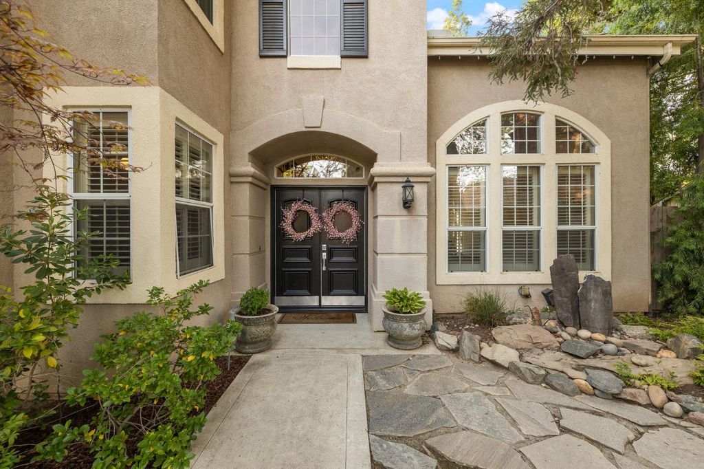 Image 5 of property listing at 10340 N Sinclair Circle, Fresno, CA 93730