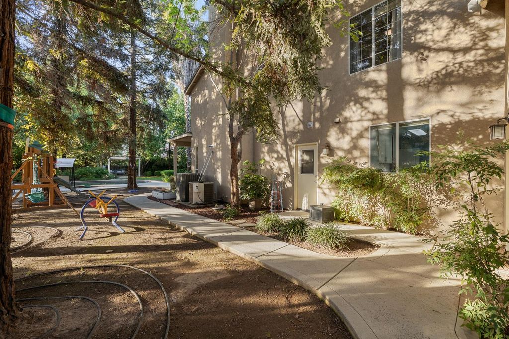 Image 56 of property listing at 10340 N Sinclair Circle, Fresno, CA 93730