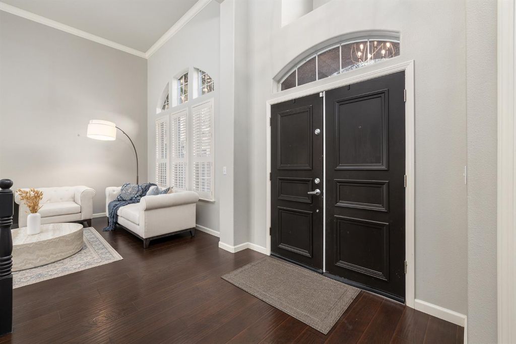 Image 6 of property listing at 10340 N Sinclair Circle, Fresno, CA 93730