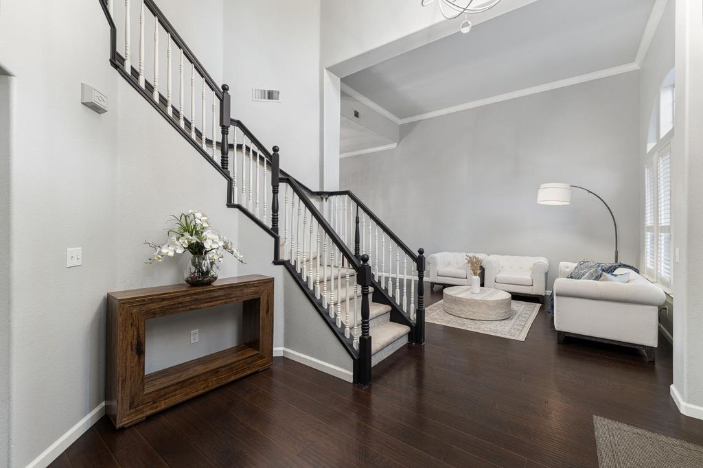 Image 8 of property listing at 10340 N Sinclair Circle, Fresno, CA 93730