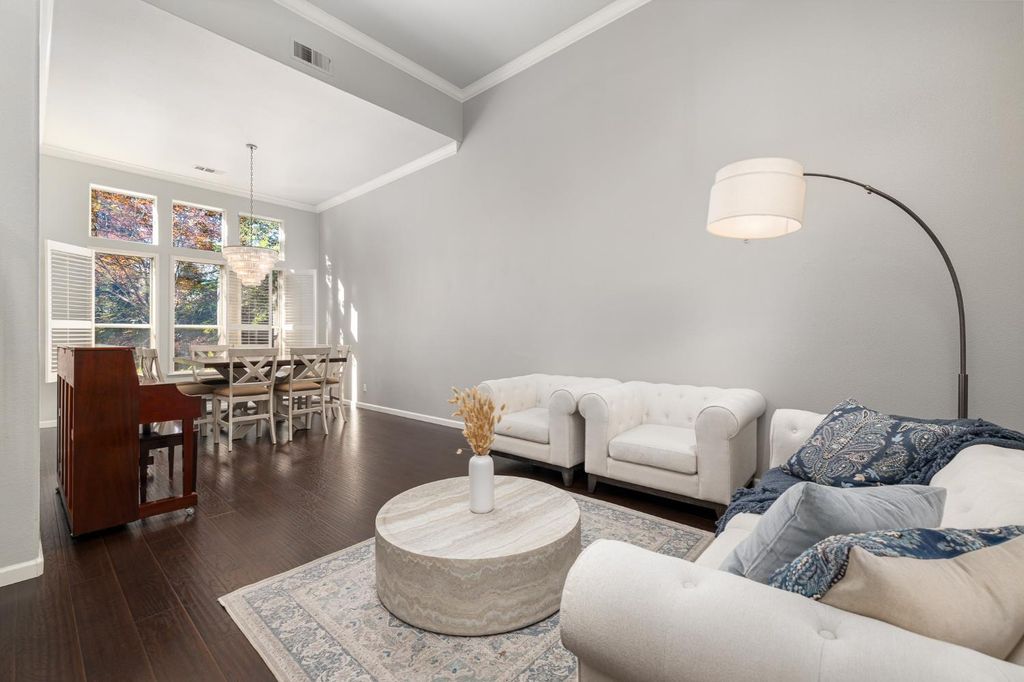 Image 9 of property listing at 10340 N Sinclair Circle, Fresno, CA 93730