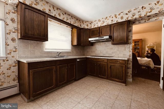 15 CHATEAU DR, Cherry Hill, NJ 08003