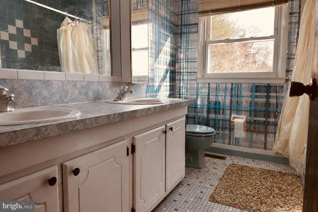 15 CHATEAU DR, Cherry Hill, NJ 08003