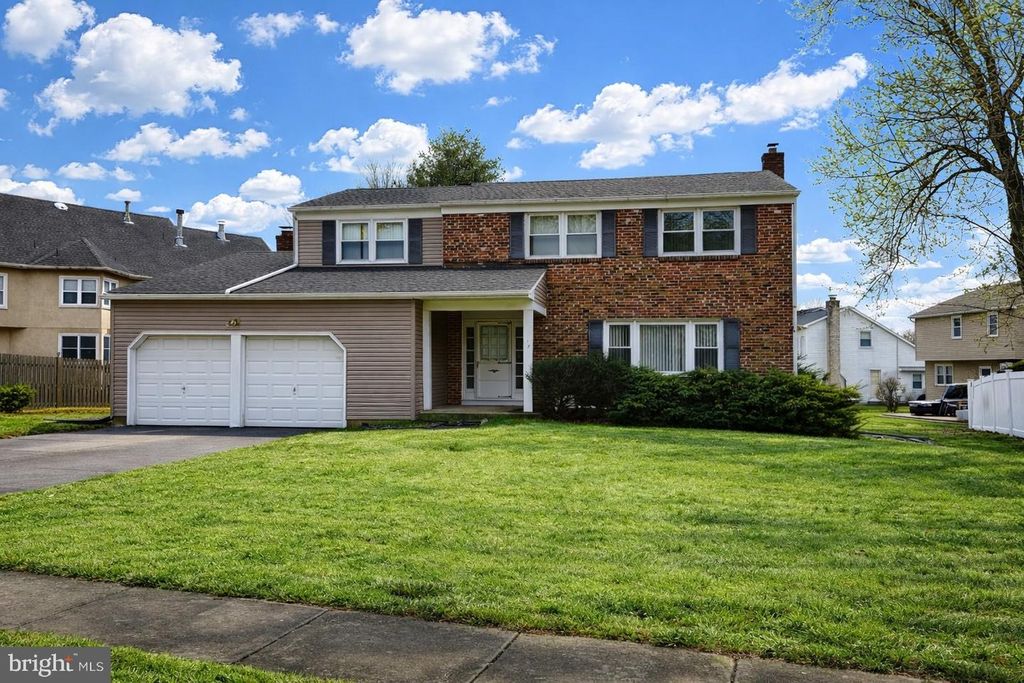 15 CHATEAU DR, Cherry Hill, NJ 08003