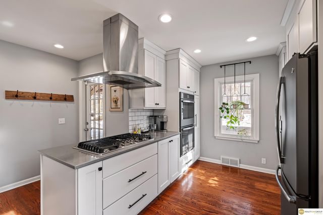 1705 N 49Th Street, Omaha, NE 68104