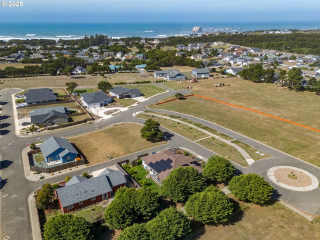 557 Shearwater Cir, Bandon, OR 97411