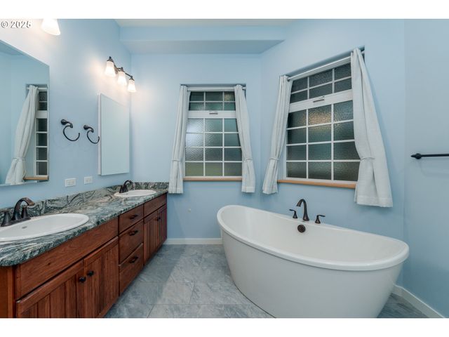 557 Shearwater Cir, Bandon, OR 97411