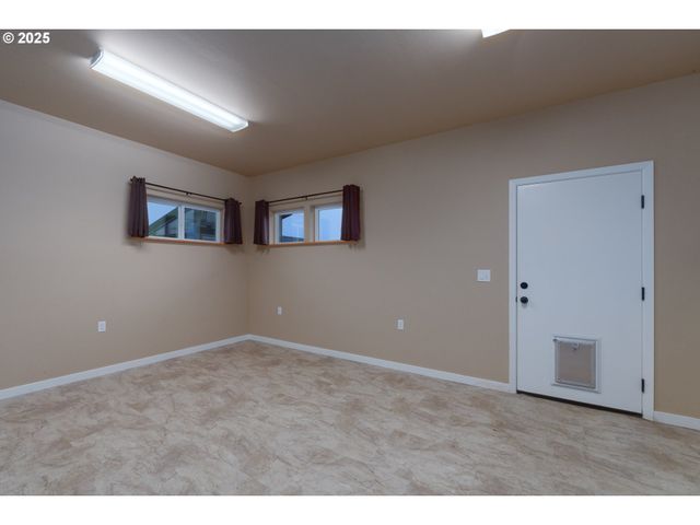 557 Shearwater Cir, Bandon, OR 97411