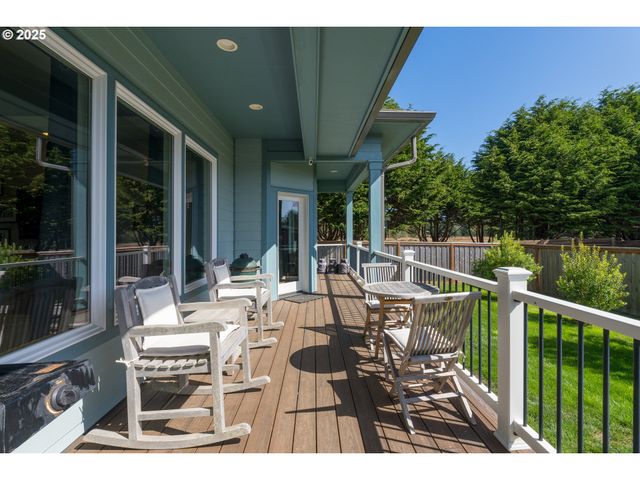 557 Shearwater Cir, Bandon, OR 97411