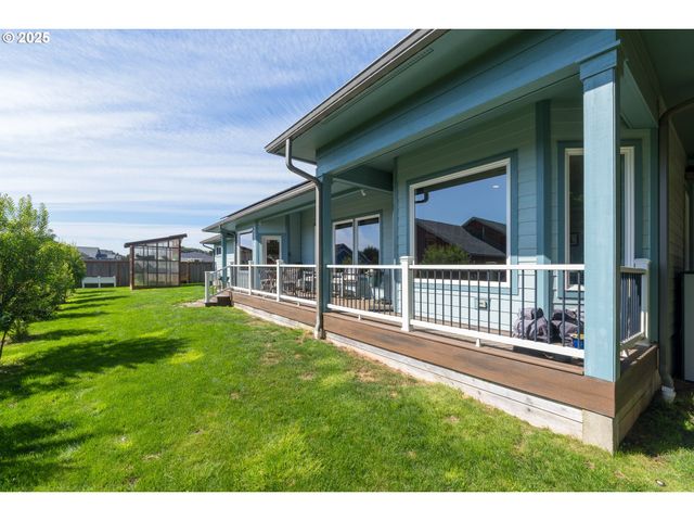 557 Shearwater Cir, Bandon, OR 97411
