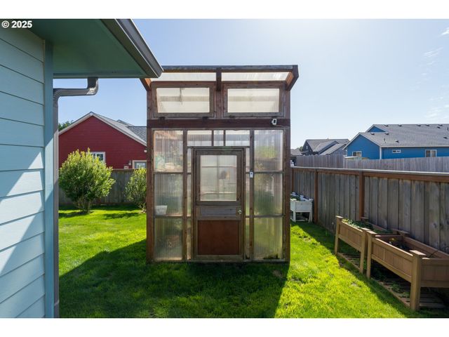 557 Shearwater Cir, Bandon, OR 97411