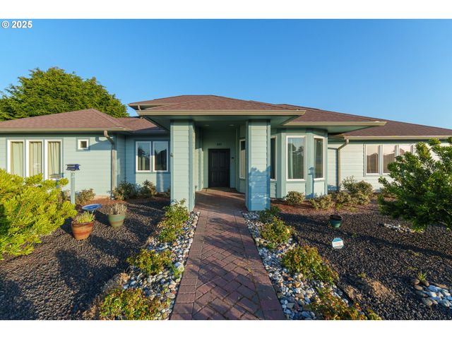 557 Shearwater Cir, Bandon, OR 97411