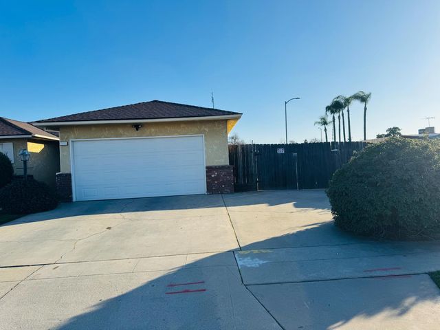 2617 W Sussex Way, Fresno, CA 93705